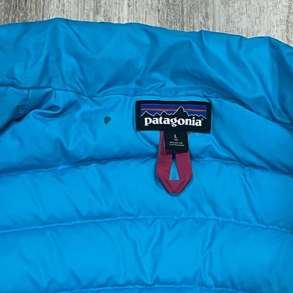 Patagonia girls 12 L down puffer vest bright aqua blue and pink details